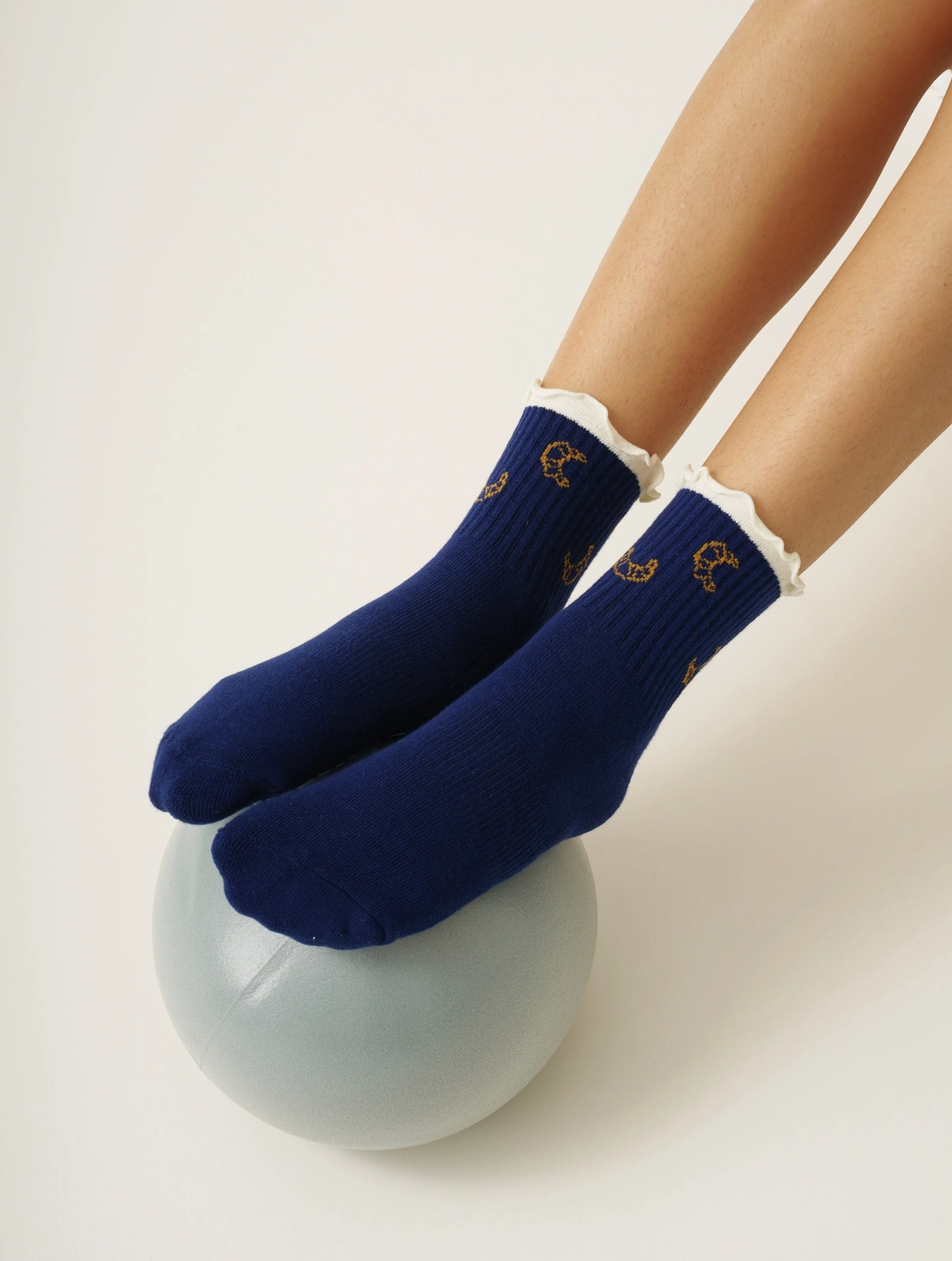 Croissant Ruffle Grip Sock